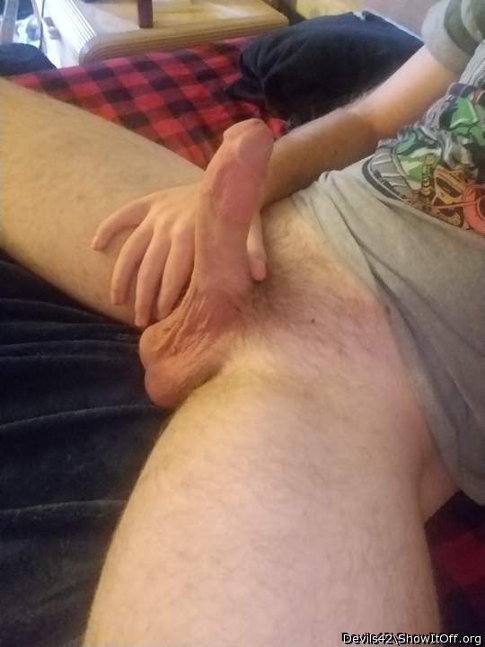 Nice leg spread to give me room to suck!!