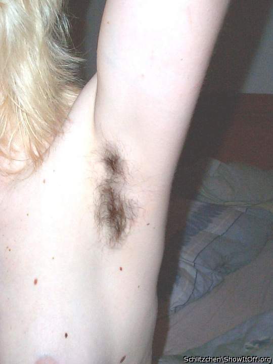 love to sniff and lick your sexy hairy armpits   