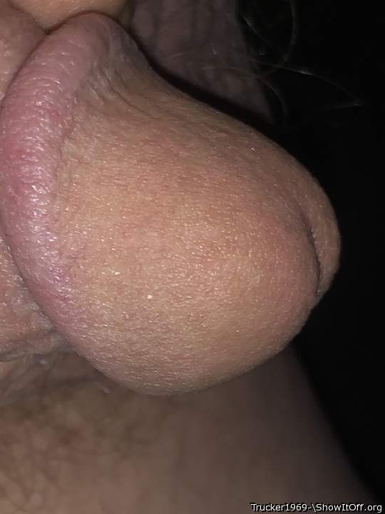 Beautiful cock head....great closeups !  Would love to see m