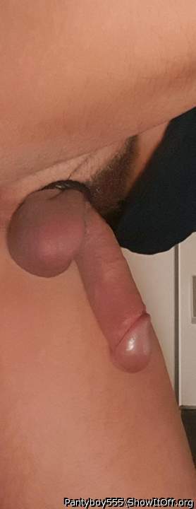 would LOVE to tongue those balls!!!