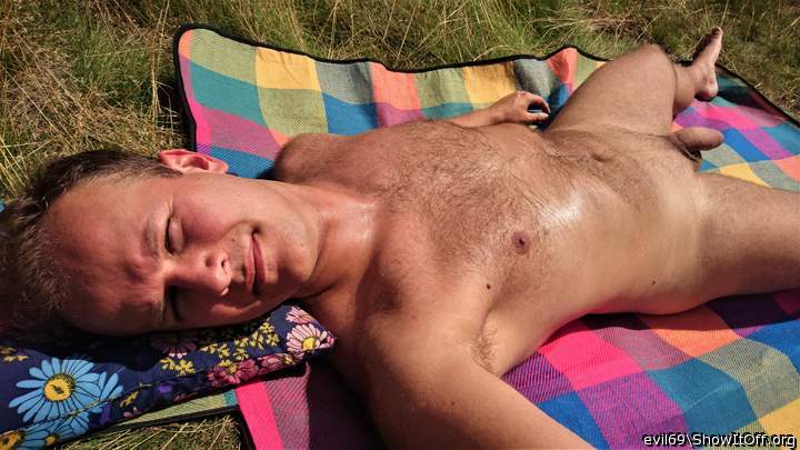 Impresive nude sunbathing!  