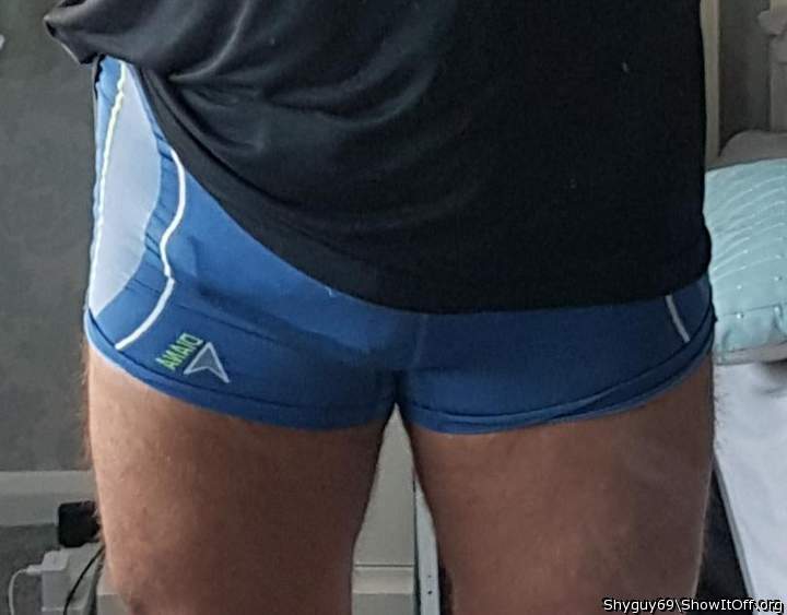 Good looking bulge in those shorts.