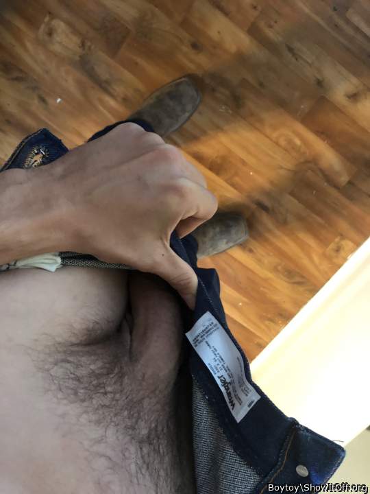 Mmmmm... sexy, hard penis and trimmed pubes!! 