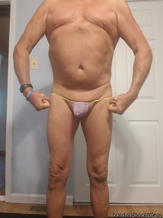 Great body and little bulge, love it! 