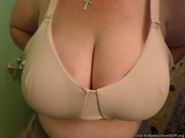 Funbags sexy huge saggy boobs big nipples in bra - [8-9-2015-9735]