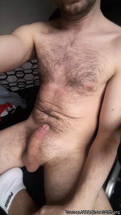 Great cock & a very nice hairy chest 
