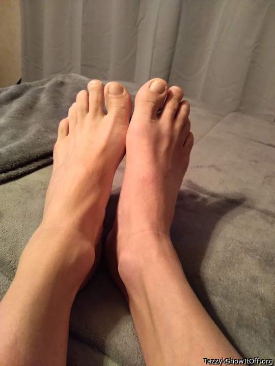 I want to suck on your toes while you fuk me