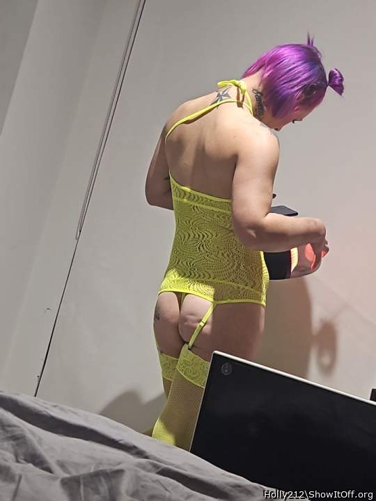 Awesome hair colour, fantastic ass. Would love to decorate y