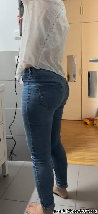 Thats a fine ass and sexy thighs 