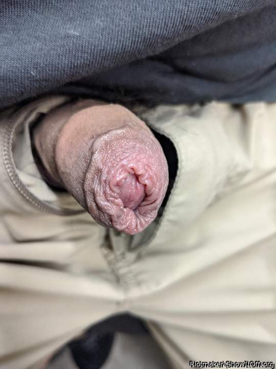 What a beautiful uncircumcised cock 