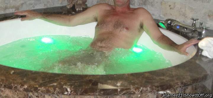 You body is so hot in I gues a jacuzzi whirlpool, your stoma