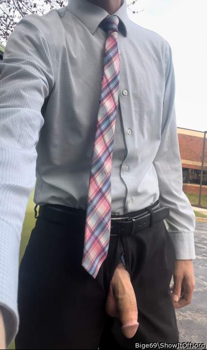 Im not sure which is longer your tie or your cock!!