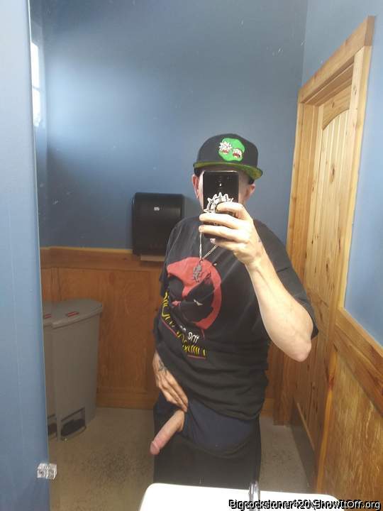Taking a selfie at the laundry matt bathroom