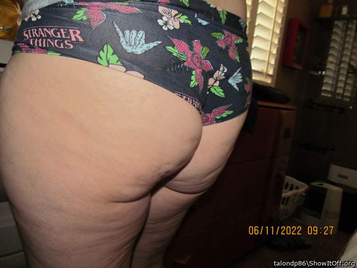 Mmmmm those panties around her ass! Wouldn't mind getting be