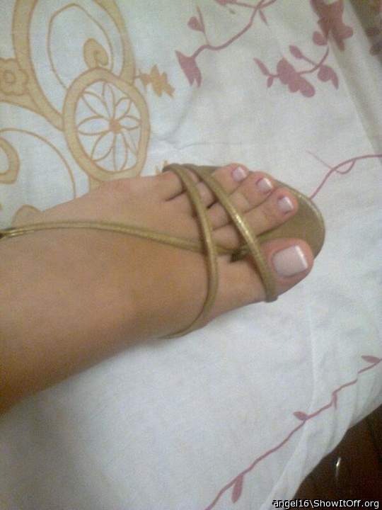 Those toes look so delicious.