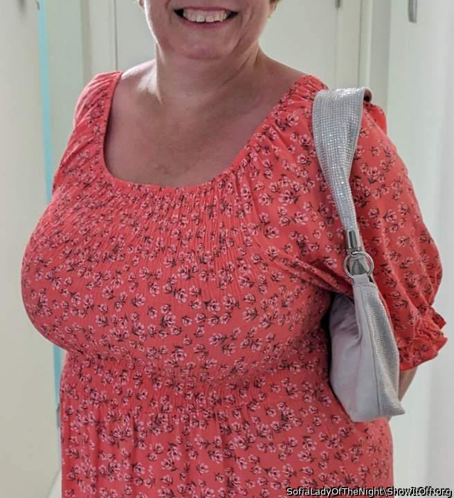 On hot days I wear dresses without panties under, giving my pussy fresh air   