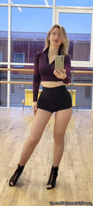 Pretty and sexy looking woman 💋