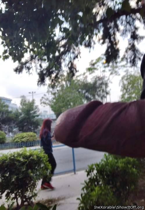 She play with her smartphone and I play with my flagpole!