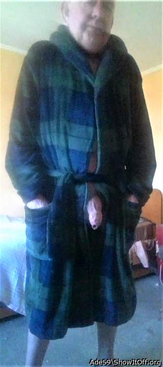 Excuse me, are you free? Need help with my robe...