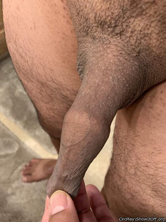 I could play with a long foreskin like that for hours.