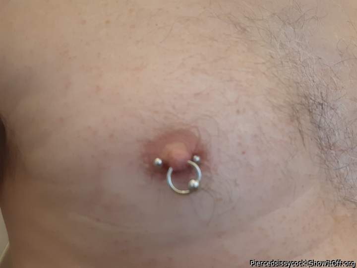Secondo piercing in the left nipple