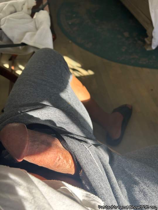 Please let your delicious cock out to play😈