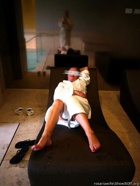 Sposta un po l�accappatoio, dai� fammi dare una sbirciatina