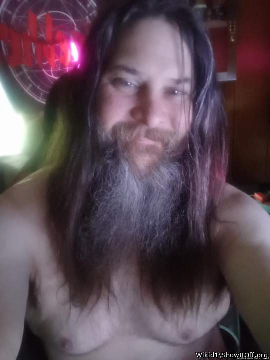 That sexy beard would feel so good against my balls