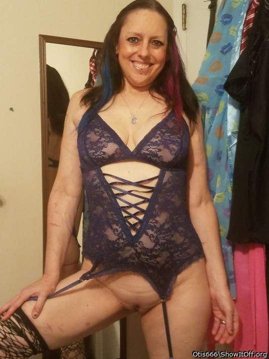 A hot woman with a terrific smile.