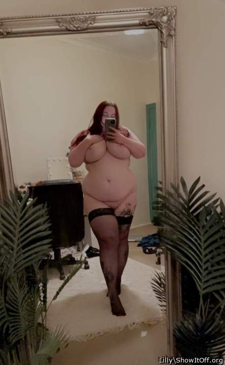 Gorgeous girl with plenty of beautiful curves to play with! 