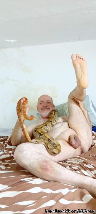 Sssnaked selfie; leg up�
