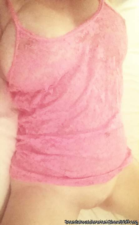 oh to feel that sweet gap and soft pussy