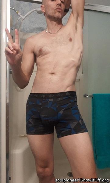 Great body, nice sexy shorts bulge    