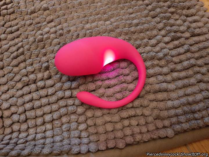 How does that feel when its buzzing in your ass...