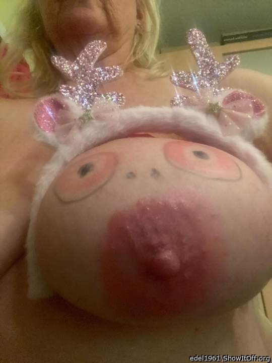 Gaby malt die Titten lustig an