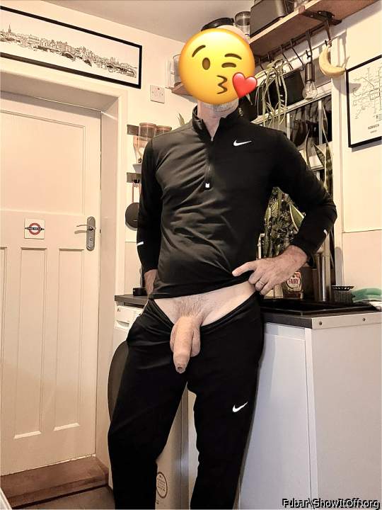 I bet that huge bulge looks so hot in those workout pants