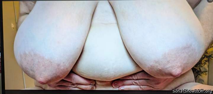 I`m obliged to show you my fat tits and I love it