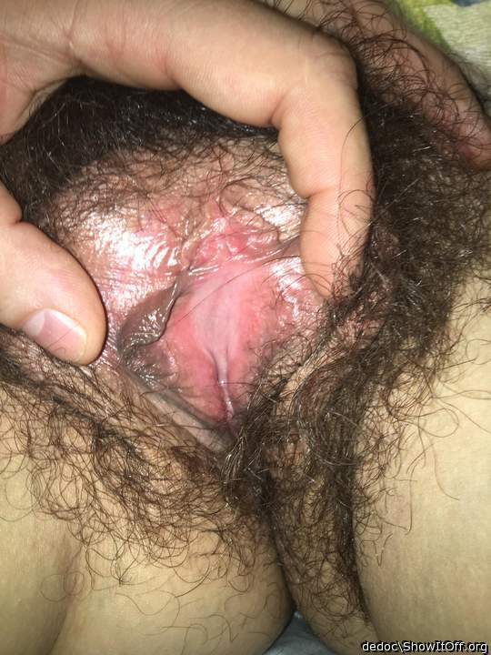 mmm YUMMY I wanna kiss and lick that pretty pussy!!!   