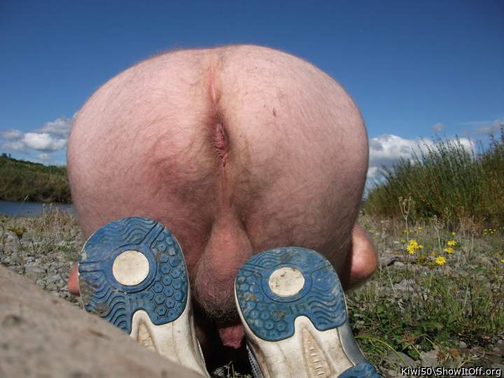 Get in behind. At the river again.