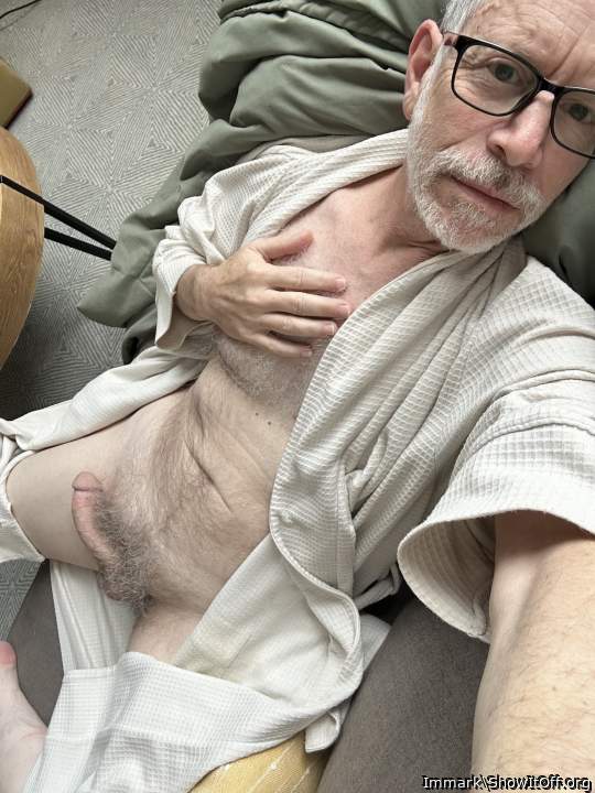 Love when u rub ur tits. I wanna kiss lick n nibble em