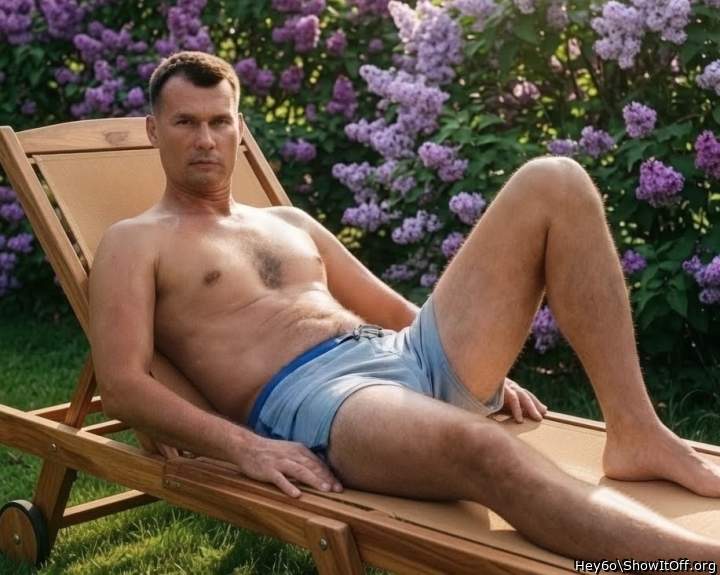 Hey there! Fuckin' handsome man!! What a body! 