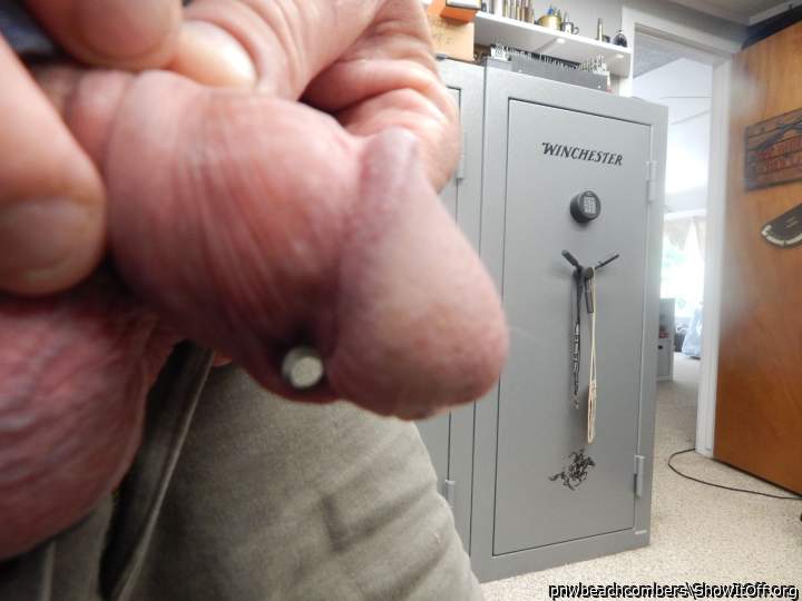 6mm hole in cock, only got the piercing 14 feb, stretched fast