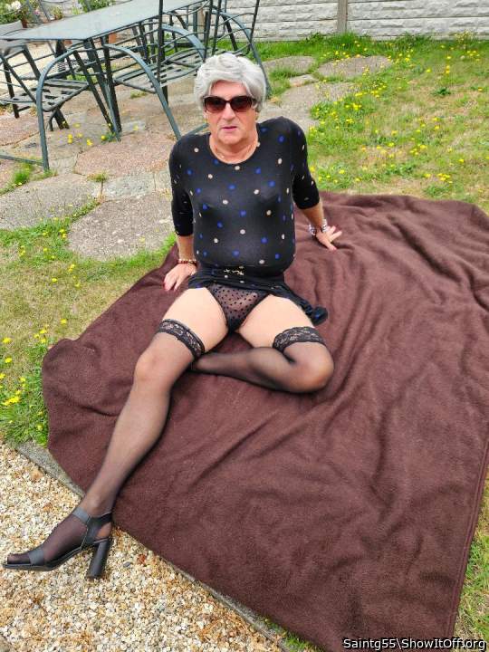 Mmmmm......great legs...!! 