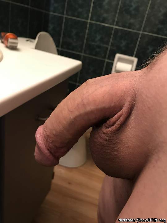 Now that's a awesome cock that I would love to suck on 