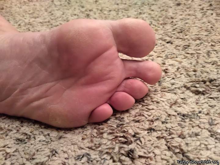 Mmmmm, love sexy feet wanna kiss, lick , suck and fuck thos