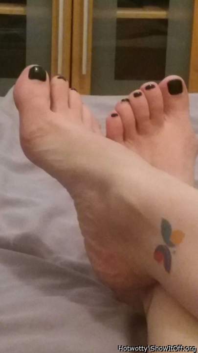 Love those yummy toes! Beautiful nails and love to kiss and 