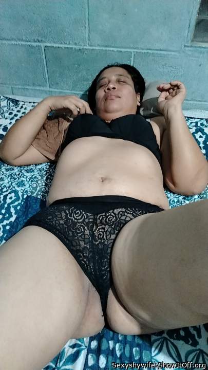 Sindy starting to get naked for foto shots