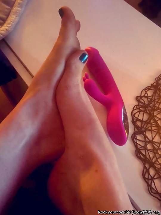 Beautiful toes! Love the color of ur nails! Love to suck and