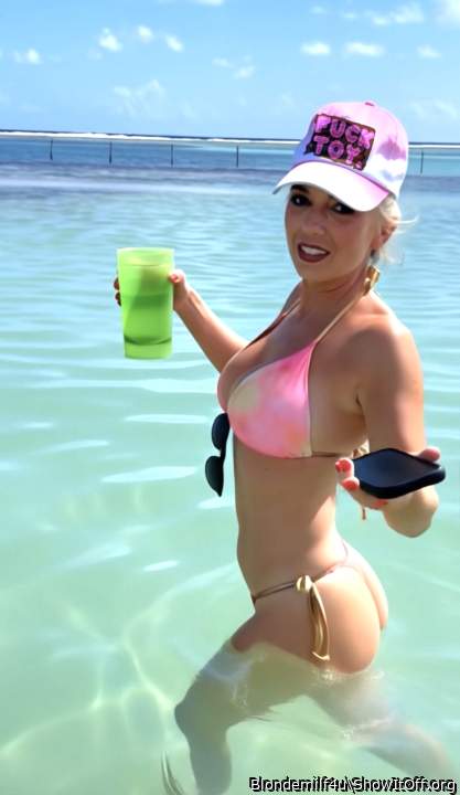 Do you like my new hat!?😈