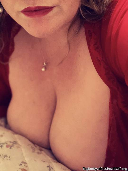 Awesome cleavage! Love the sight